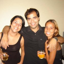Playboy comendo várias