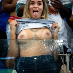 VAZOU O VIDEO DA TORCEDORA MOSTRANDO OS PEITOS NO ESTADIO