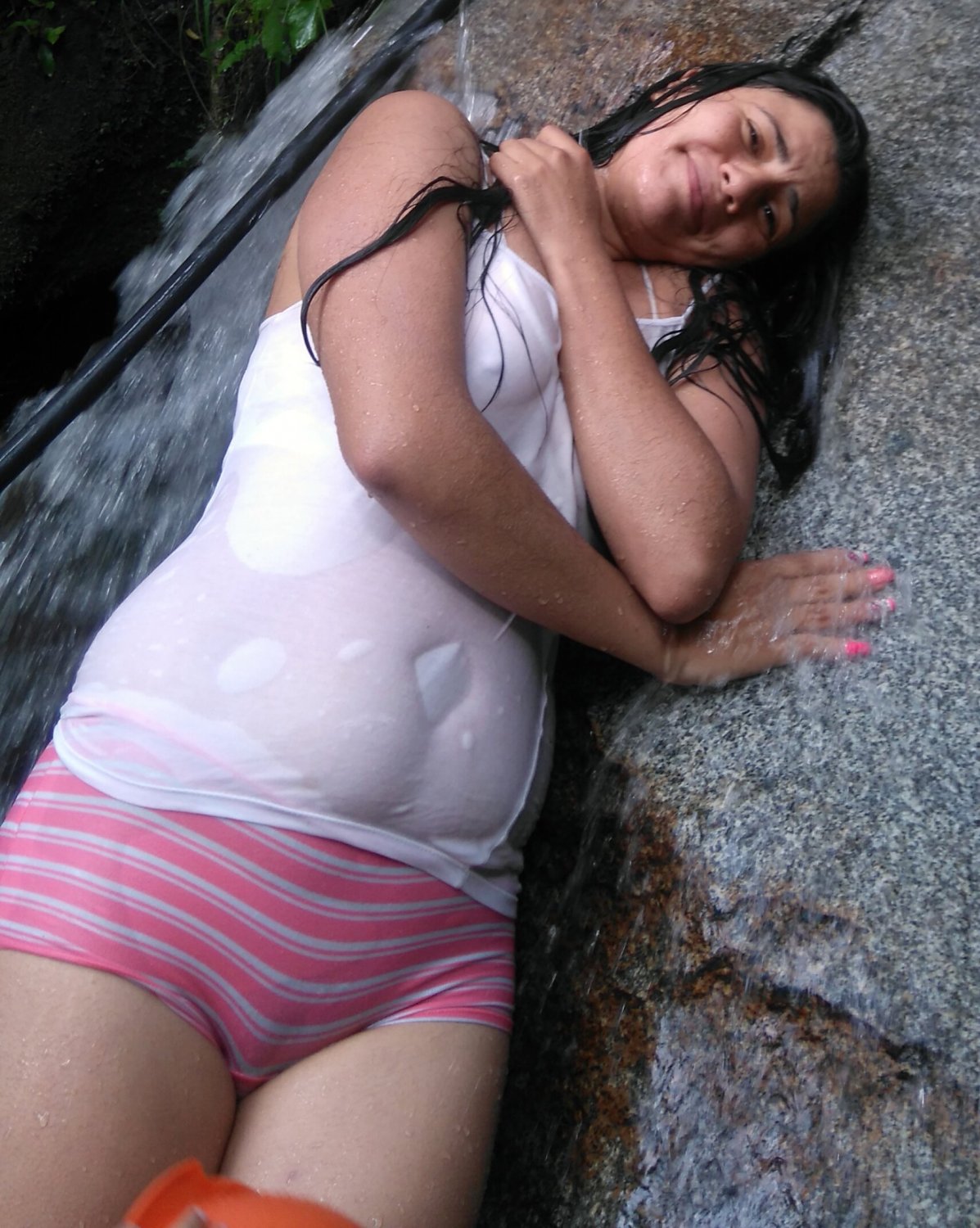 Colombiana na cachoeira #yVeq04De