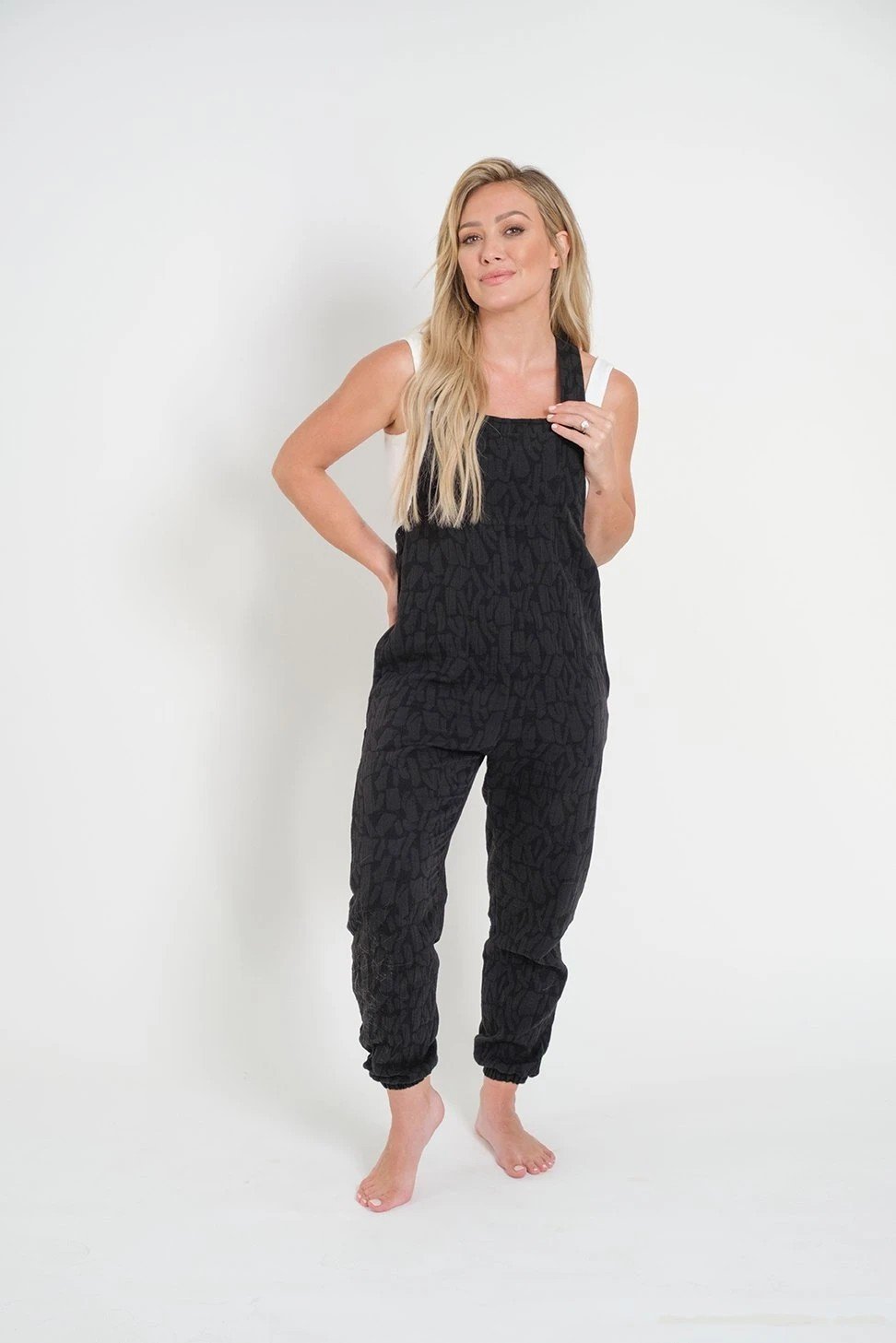 Hilary Duff pregnant, bikini, legs, feet, toes and soles #ZeTHAUYY