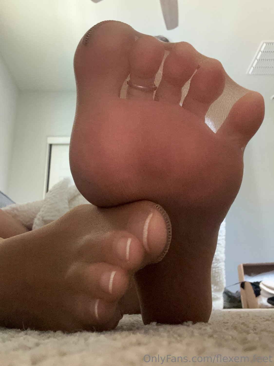 Californian Big Feet Long Toes #zsWQO7no
