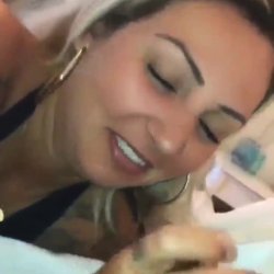 É um idiota mesmo, estragou a mamada da loirinha…
