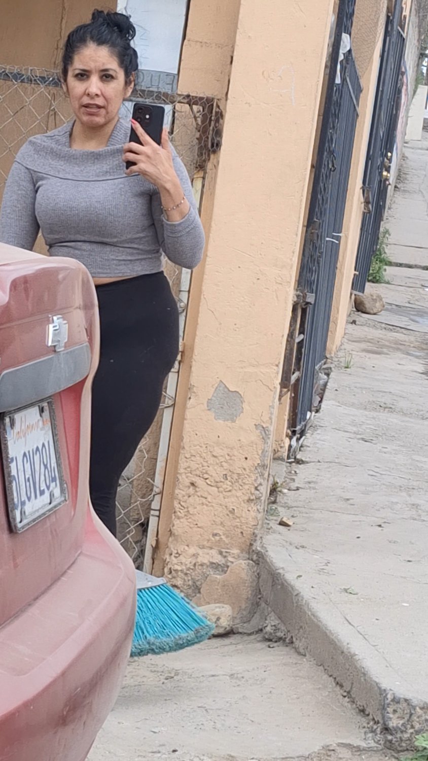 Señora en leggings barriendo la calle marcando la tanga #2Qjc9AmH