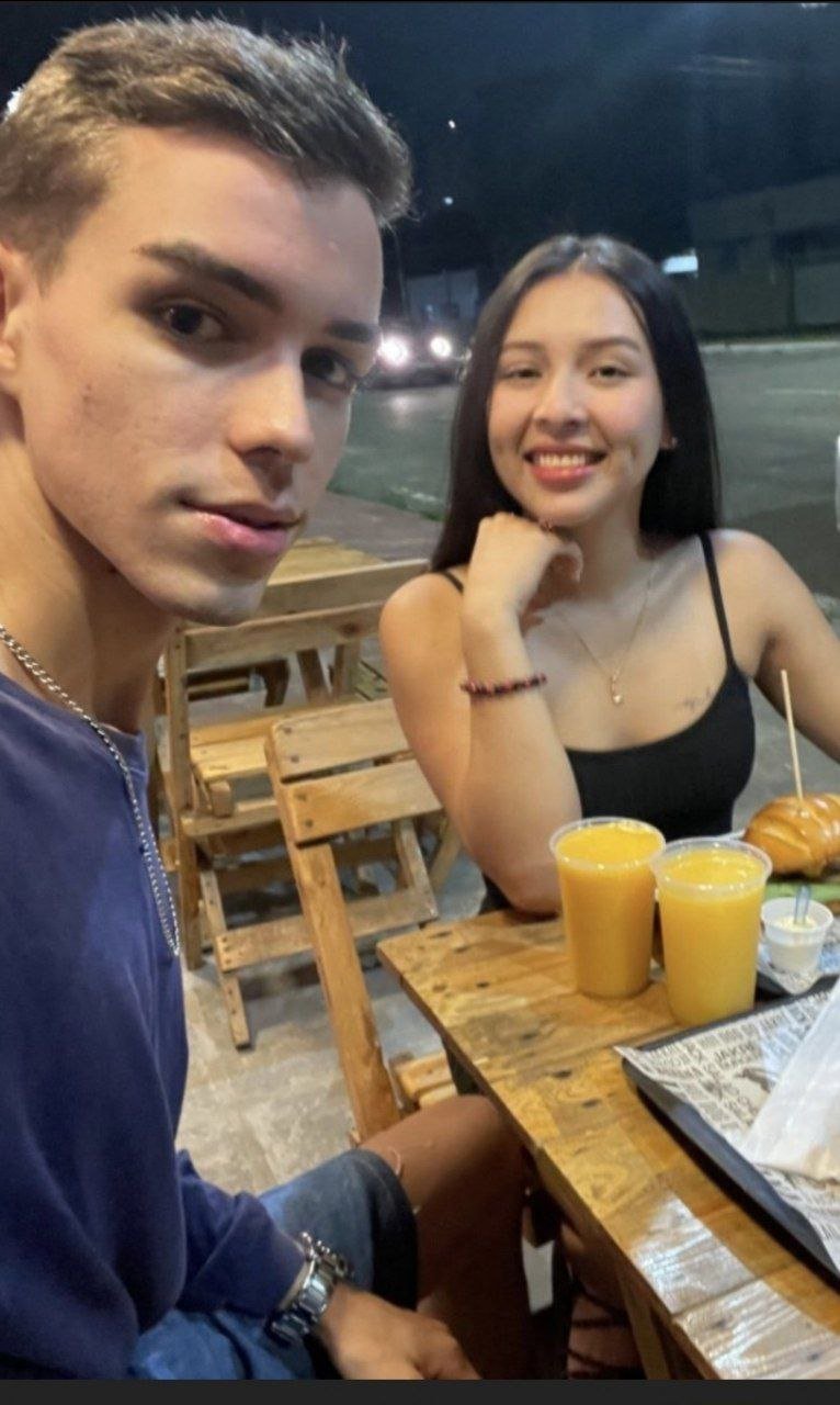 Esse casal foi comer um lanche e acabou parando no motel, novinha gostosa, mama rindo vídeo vazado #39THNINz