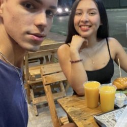 Esse casal foi comer um lanche e acabou parando no motel, novinha gostosa, mama rindo vídeo vazado