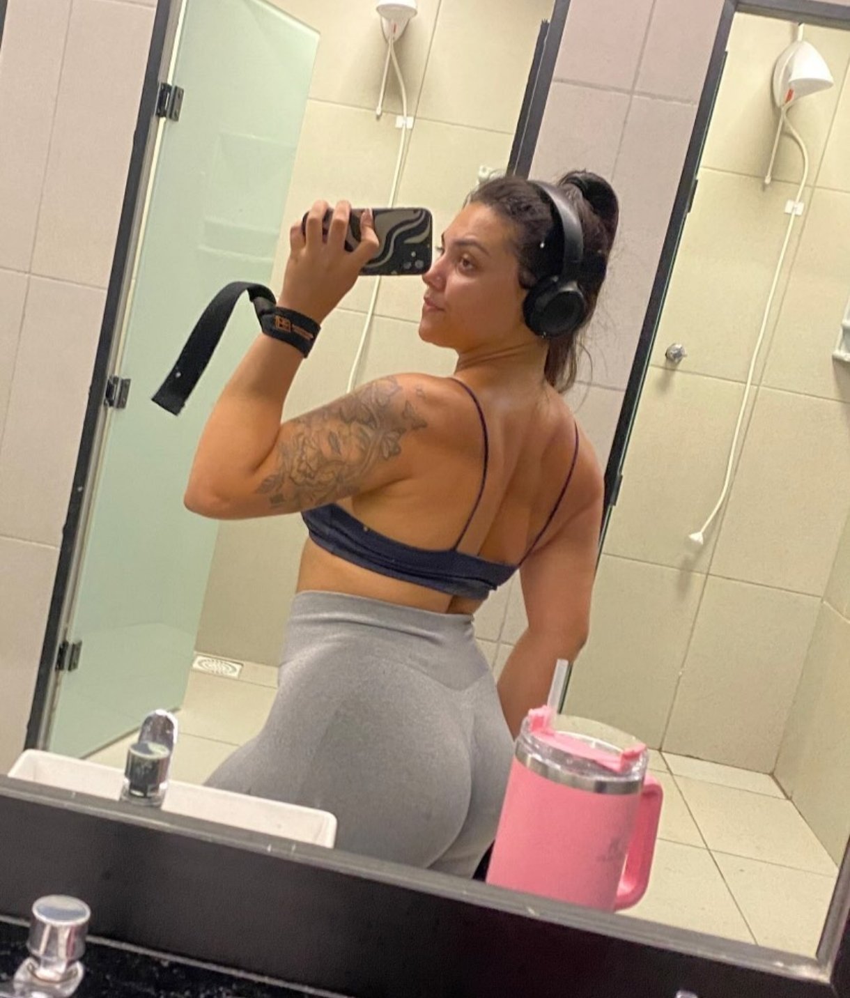 Essa gordinha cavala tem um rabo enorme #4i3Wt5PV