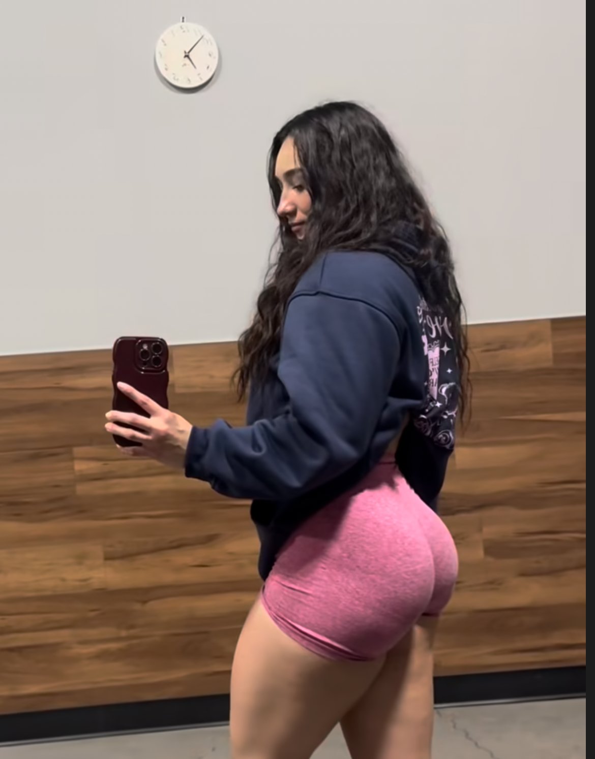 Latina gym slut shows off her fat juicy ass #54y0WH8X