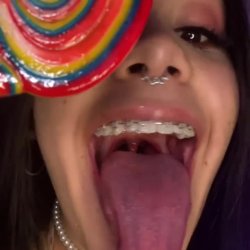 I wanna suck your big dick till u nut on my tongue