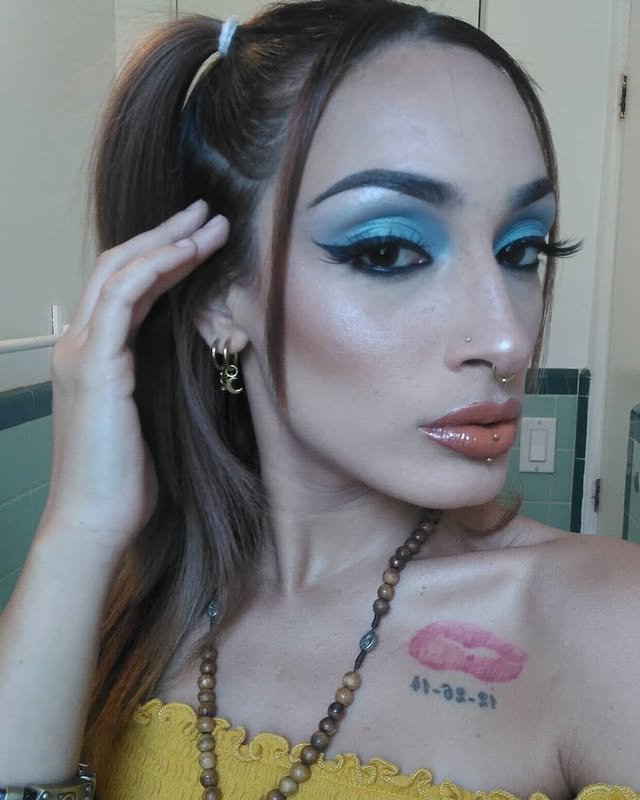 Cute petite makeup artist Jessica #95ukes5g