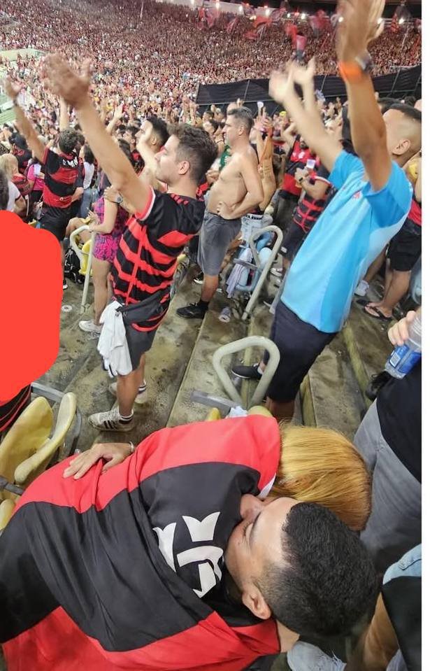 Putinha deu pro namorado no meio da arquibancada, muito gostosa sentando #9Ksv2RRe