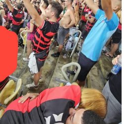 Putinha deu pro namorado no meio da arquibancada, muito gostosa sentando