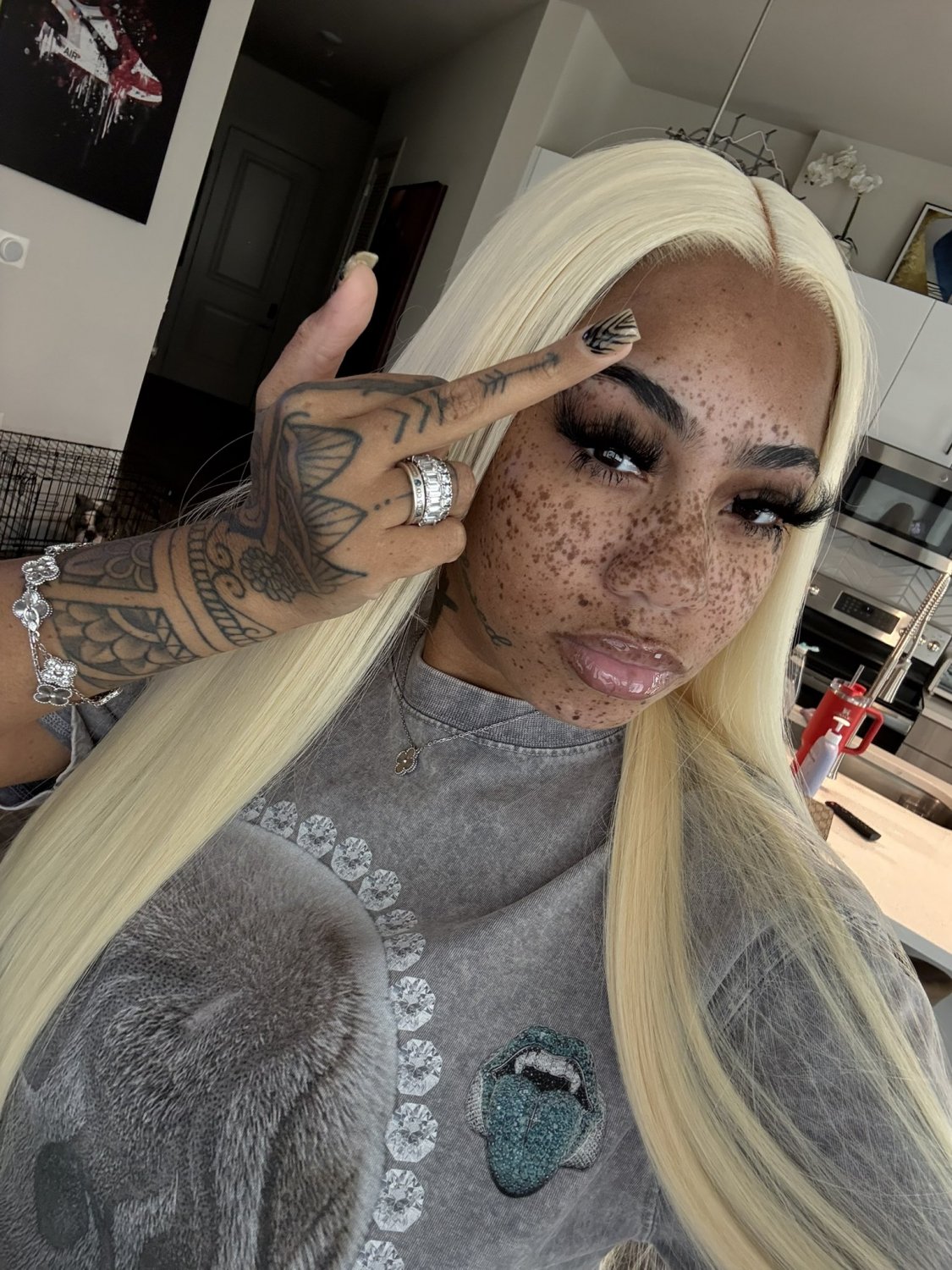 Fine freckle face woman! #AM5VVSV0