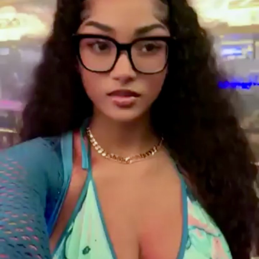 Damn, she’s a baddie n that ass looks delicious. I would eat her from the back. #b3tmGh7R