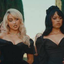 Jenna Ortega & Sabrina Carpenter in 4K