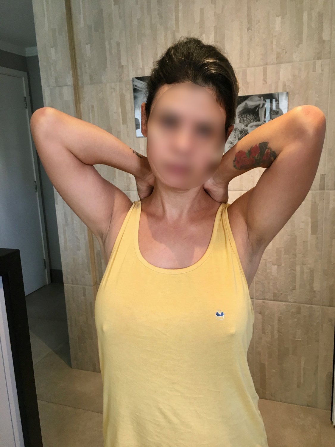 Hard nipples - bicos durinhos quase furam a blusa #dWvhe2Vb