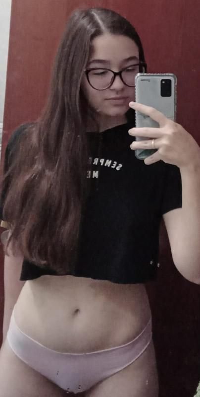 Pela carinha da pra ver que aguenta rola,quem quiser vazar amiga , esposa ou namorada vem pv no sigi #etSNdc2h