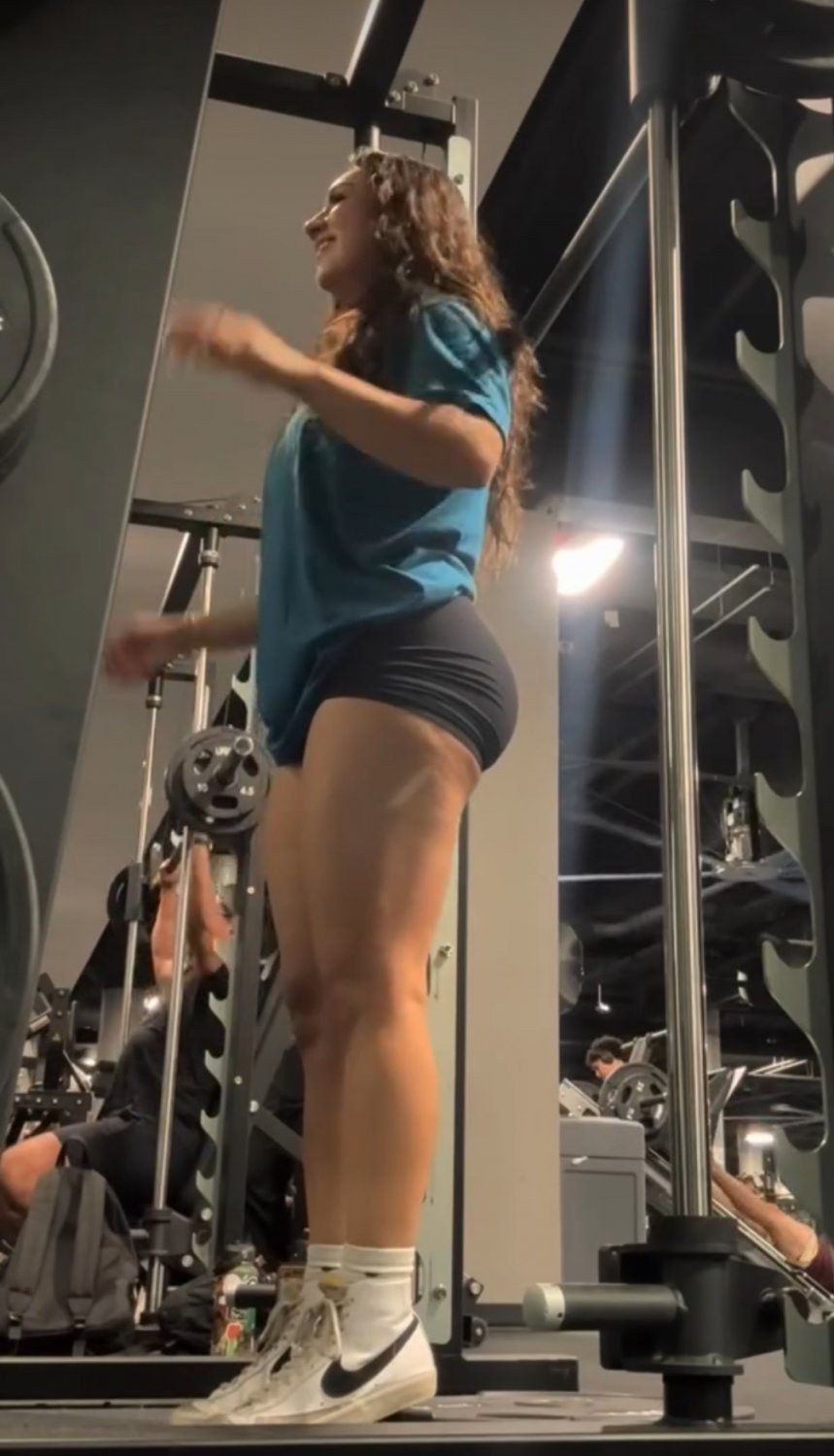 Latina gym slut shows off her fat juicy ass #FkotebhI
