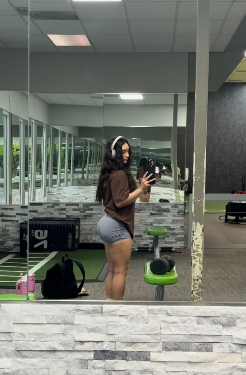 Latina gym slut shows off her fat juicy ass #FuLBrYzj