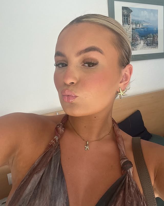 Sexy busty snowbunny teen Kirsty #FxxnpphZ