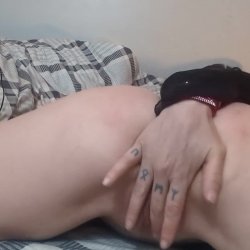 Pixie haired MILF vibrates her horny clit