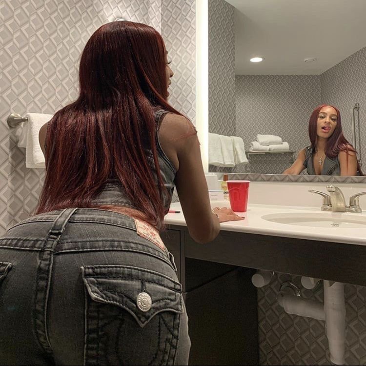 A bunch of girls asses in jeans #gcFO2Ncf