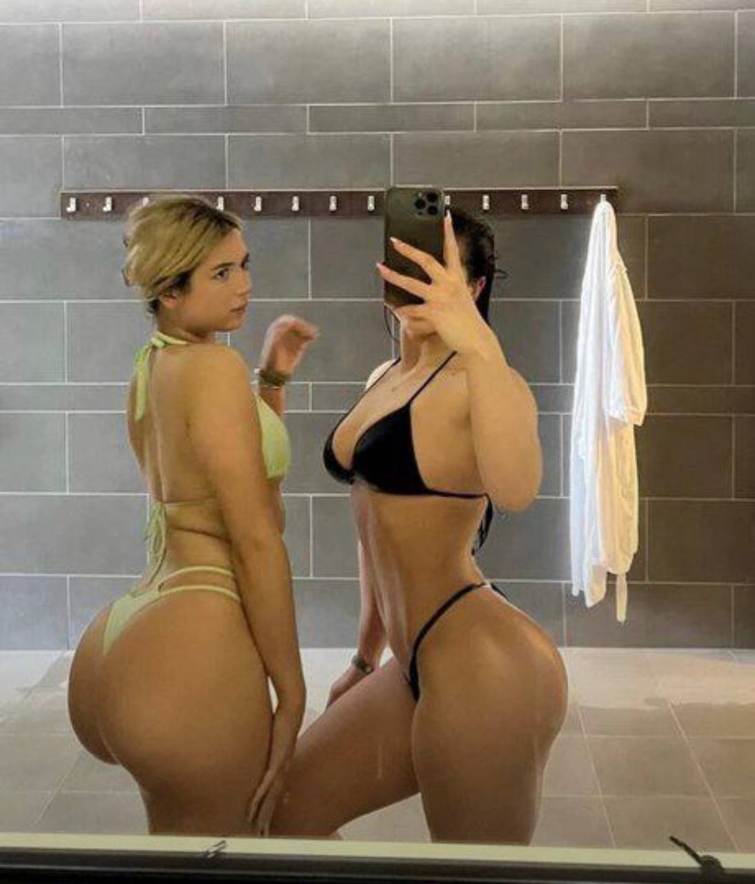 Sisters love showing off their fat ass #gFU4k9Qu