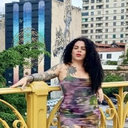Trans cacheada gostosa demais