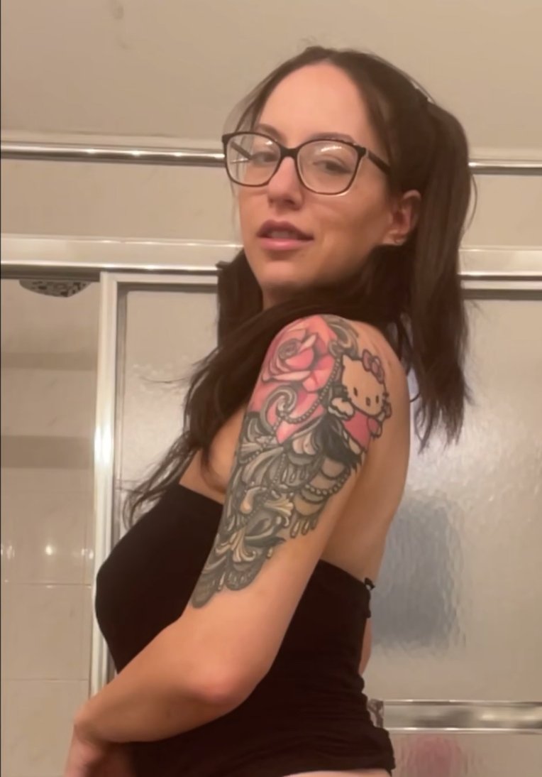 Would you fuck me? DM if you’re near Staten Island, NY #ipZlN2zv