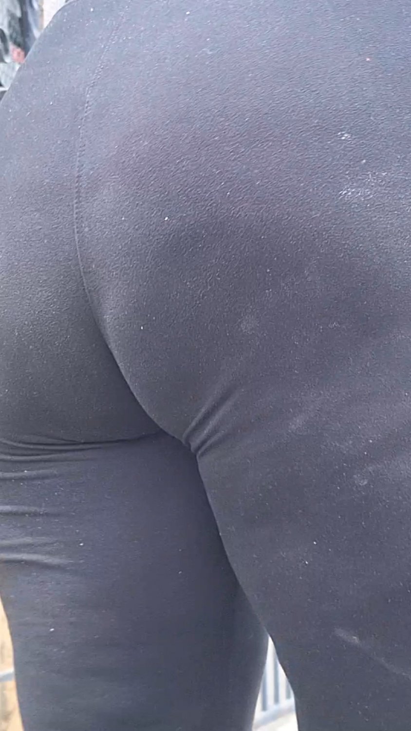 Señora en leggings barriendo la calle marcando la tanga #kbEcWs3v