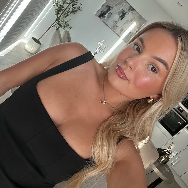 Sexy busty snowbunny teen Kirsty #KokbjsgK