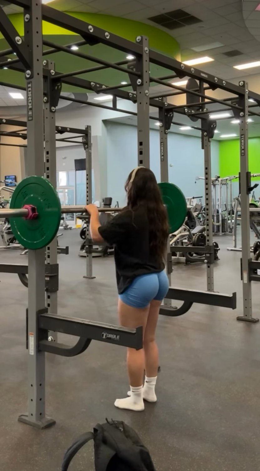 Latina gym slut shows off her fat juicy ass #MMMatWp2