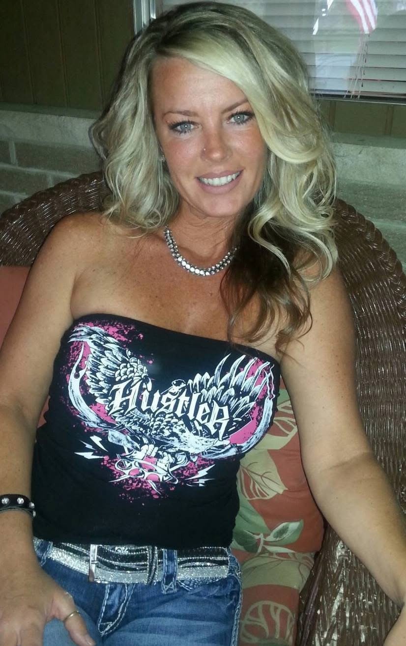 While she’s not “nude”, I’m glad Angelia didn’t use pasties for her big ass painted MILF tits #MwNCqTHD