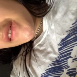 maconheira batendo siririca pros pica mole na live