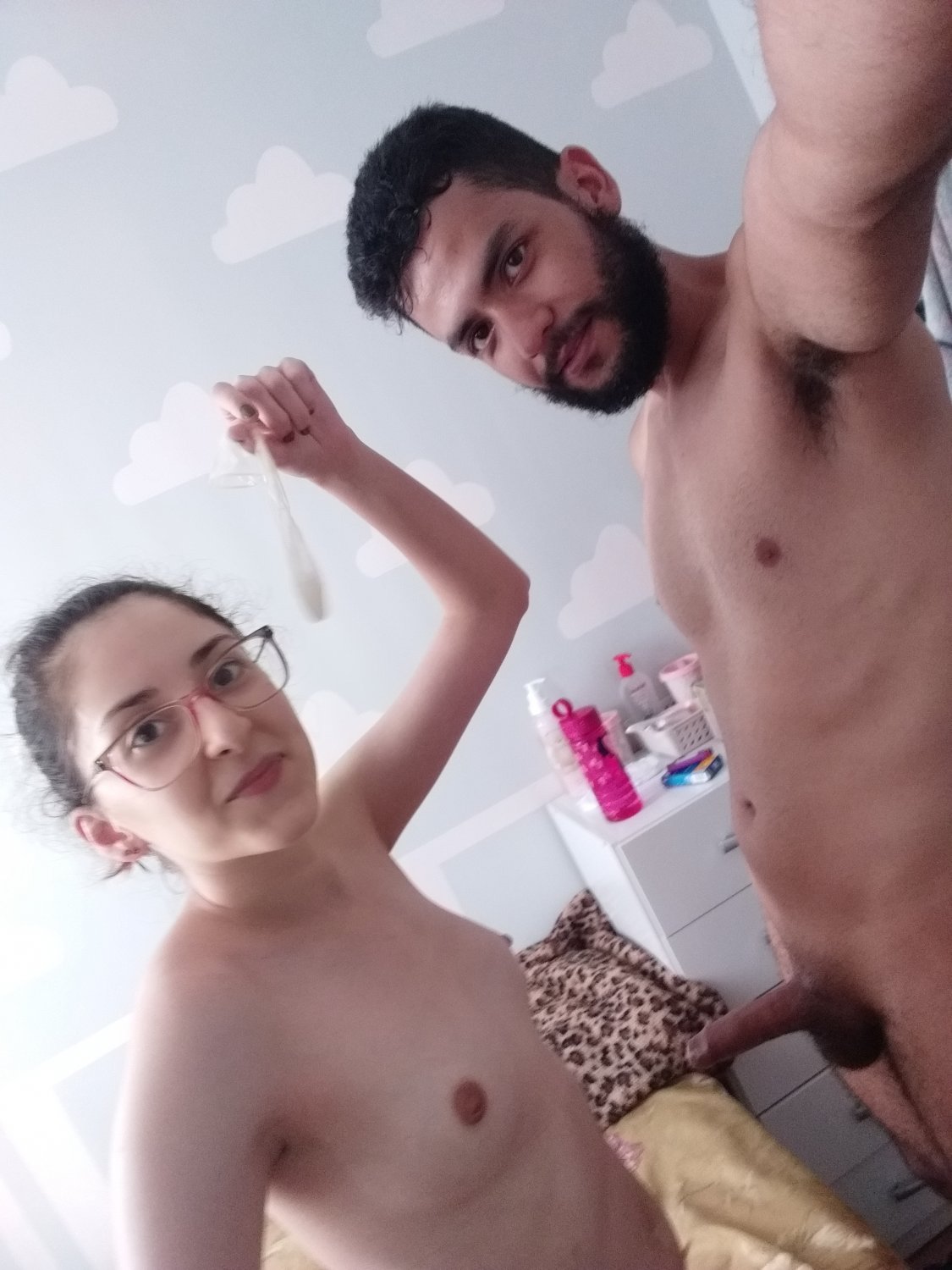 1° álbum: Alguém sabe o nome dessa gatinha ou do corno? #NmKakrtv