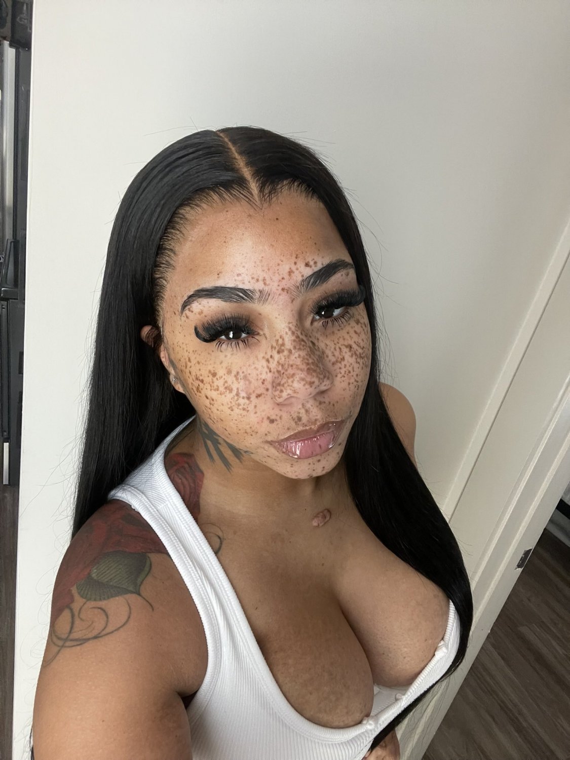 Fine freckle face woman! #nYyVSDKA