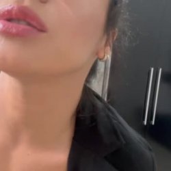 gata gostosa falando bobagem pra vc gozar