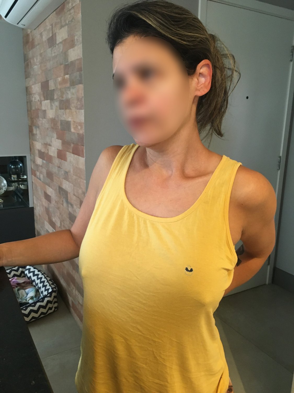 Hard nipples - bicos durinhos quase furam a blusa #OGHXZkd5