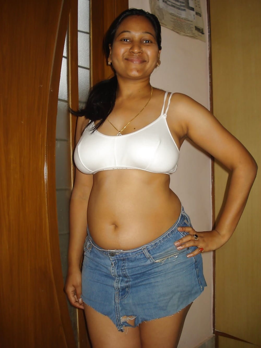 Desi bhabhi solachna exposing at home after the match #PoyiAdj3