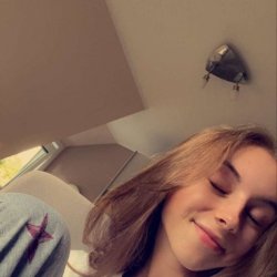 Hot teen masturbate solo