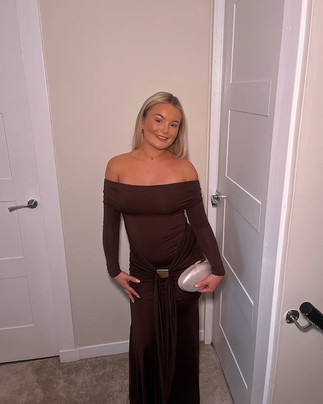 Sexy busty snowbunny teen Kirsty #Rr0RbQ6n