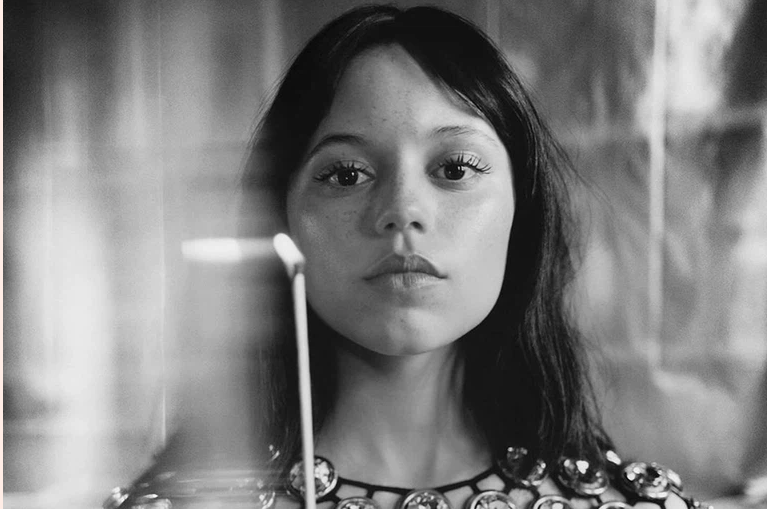 Jenna Ortega SMOKING gifs #T8FCa9ZX
