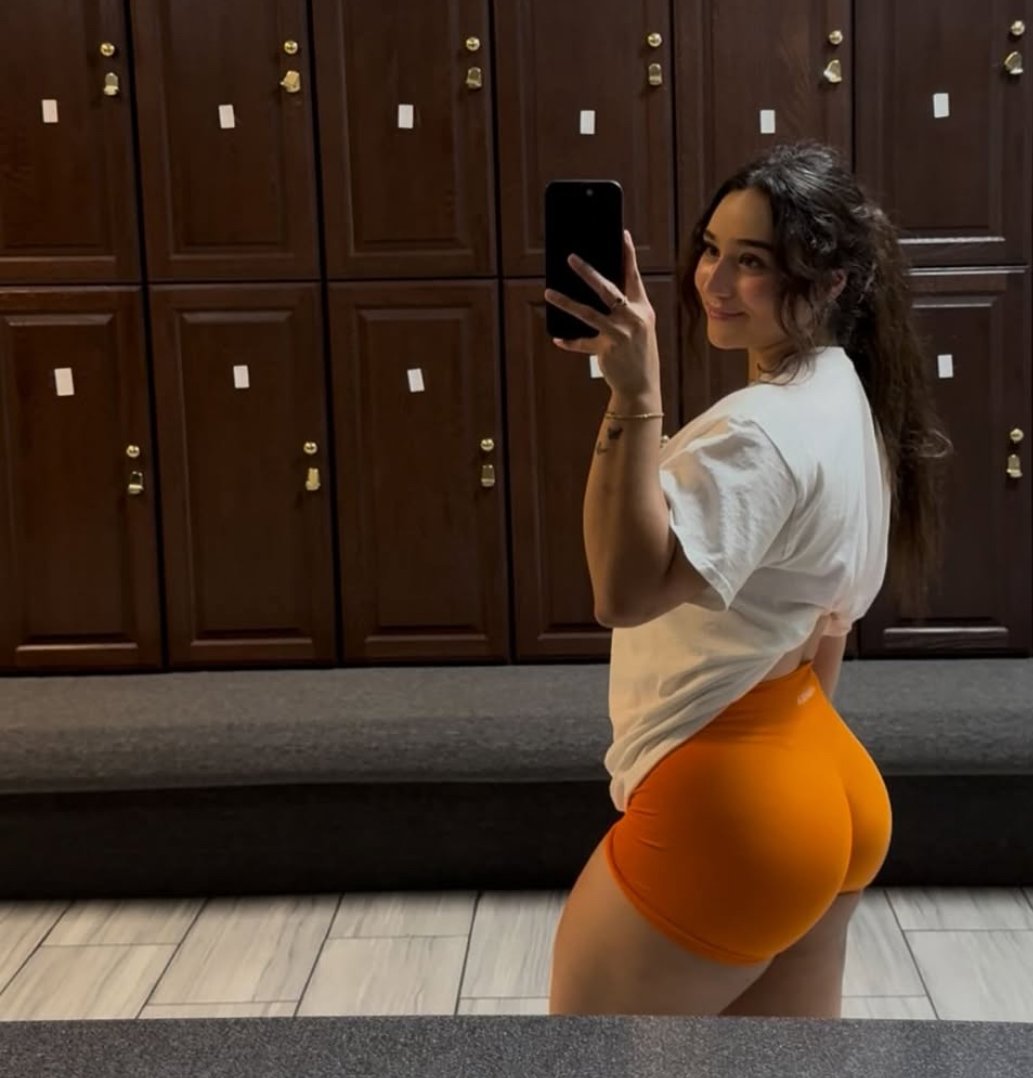 Latina gym slut shows off her fat juicy ass #uWaSpXZn