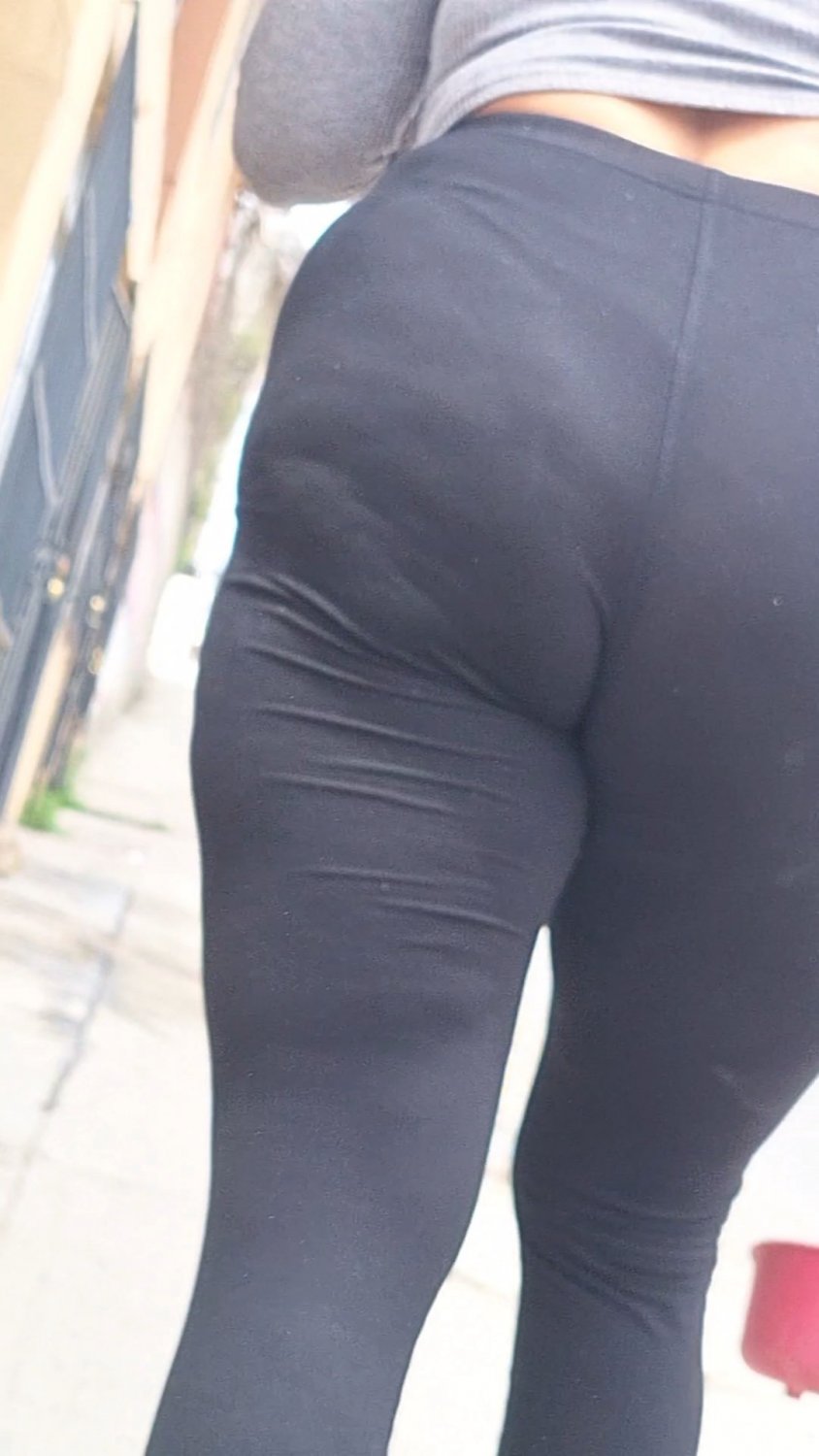 Señora en leggings barriendo la calle marcando la tanga #VsjvpmBt