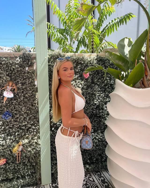 Sexy busty snowbunny teen Kirsty #WrkkWVth