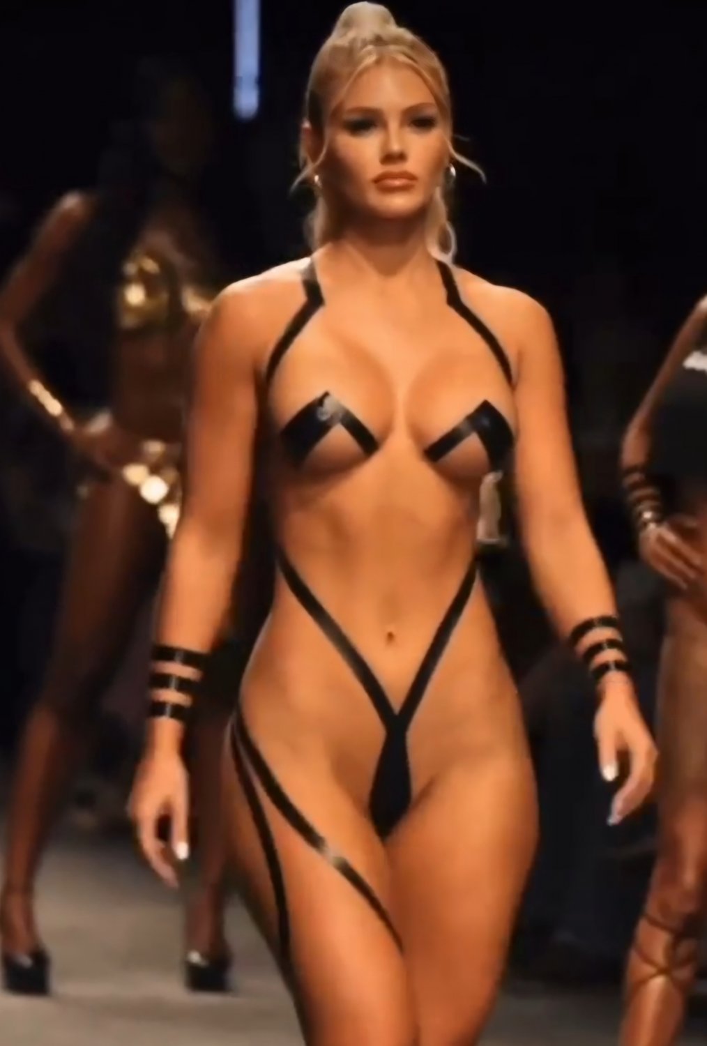 blonde model perfect body on runway #xh2Iv8t1