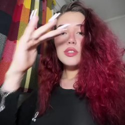 Samara costa mostrando o piercing no mamilo