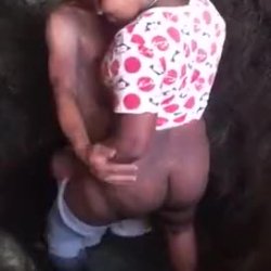 negona rabuda fudeno com um doido em um burraco kkk