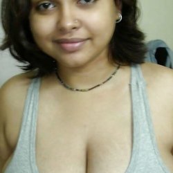 Plumpy Hyderabadi Muslim babe