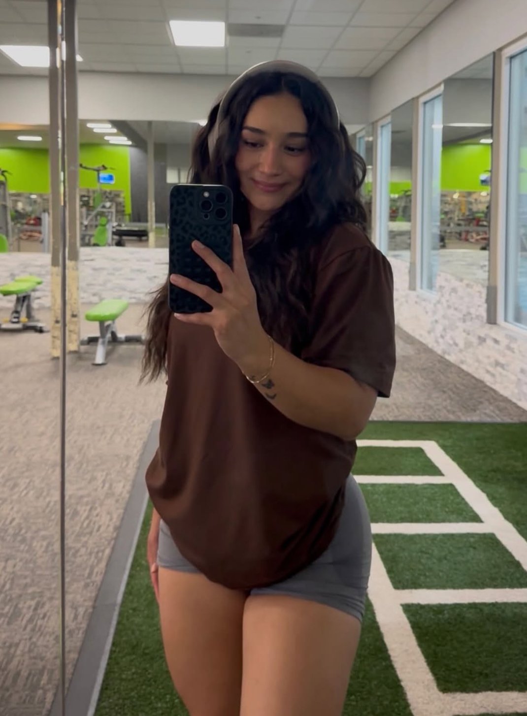 Latina gym slut shows off her fat juicy ass #zpGliOMc