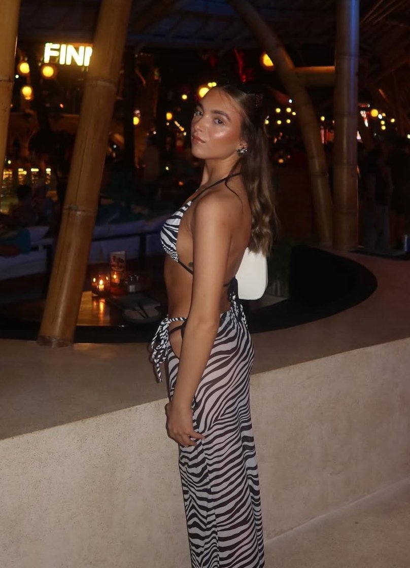 Amateur UK Teen nudes leaked.  Turn her into a dumb famous little webslut #dNq7z3cF